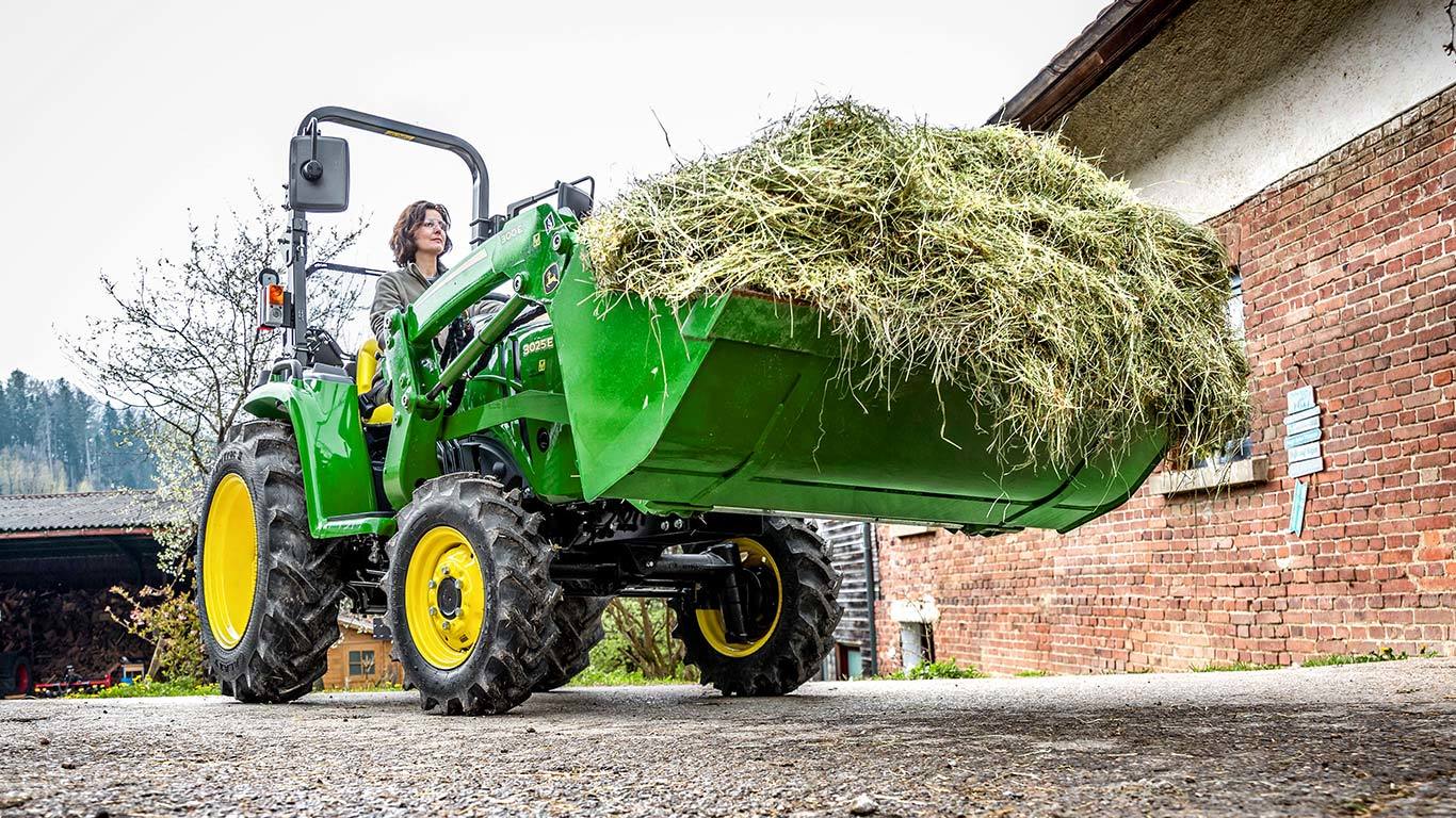 Kompakts universālais traktors ar 300E iekrāvēju