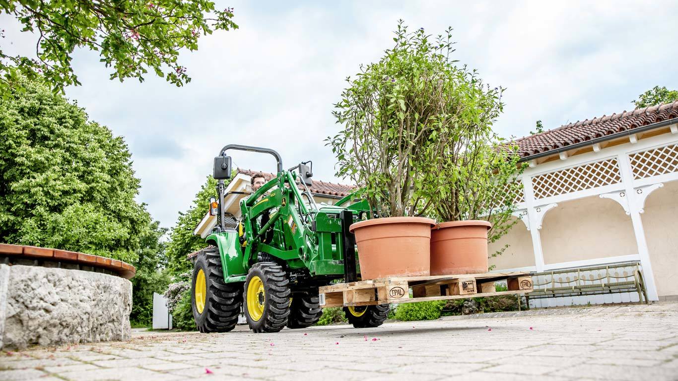 Kompakts universālais traktors ar 300E iekrāvēju