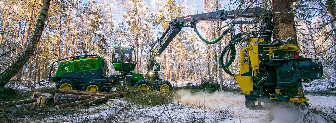 John Deere mežizstrādes mašīnas veic darbu mežā
