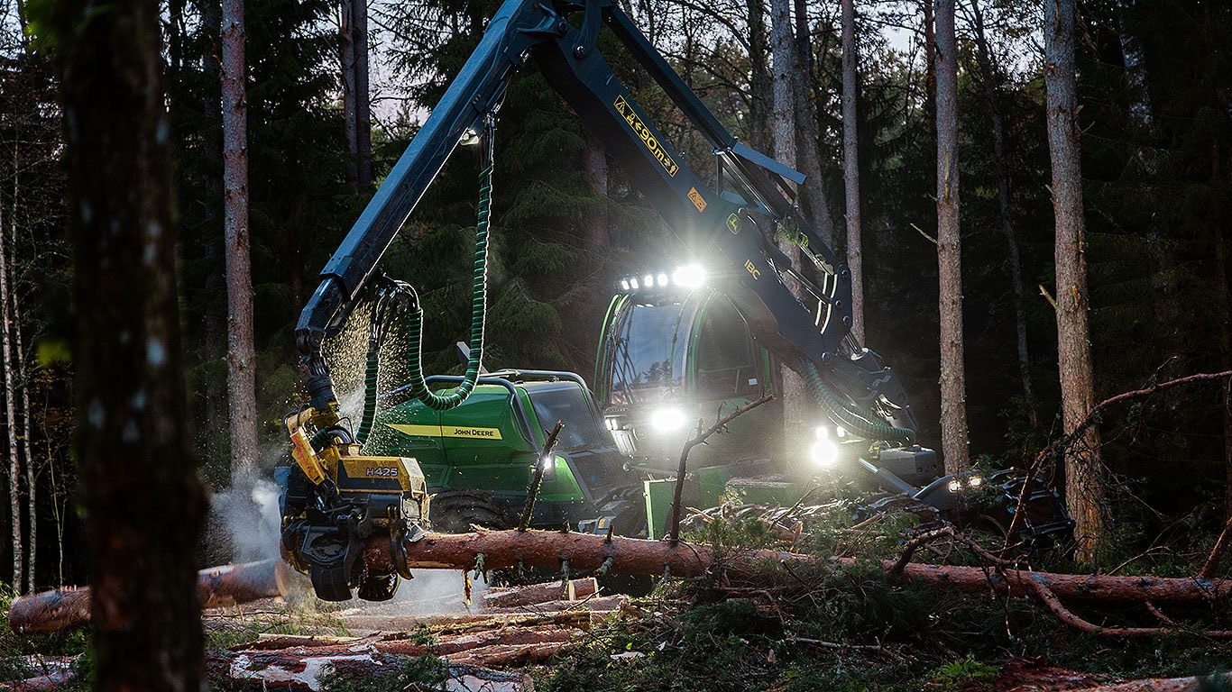 John Deere harvesters ar riteņiem 1470H mežā