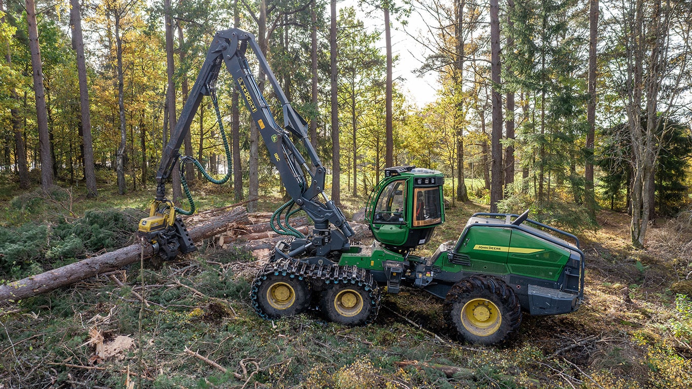 John Deere harvesters ar riteņiem 1470H mežā