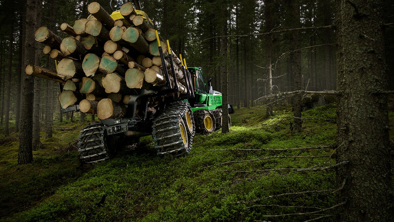 John Deere 1510G forvarderis mežā ved baļķus