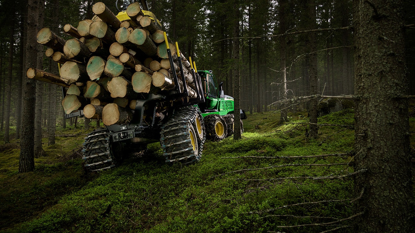 John Deere 1510G forvarderis mežā ved baļķus