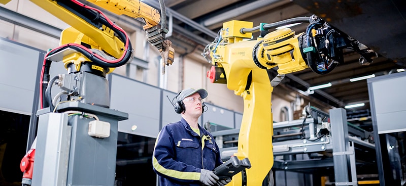 Metinātājs Jarkko Tuononen pārbauda metināšanas robota trajektorijas.