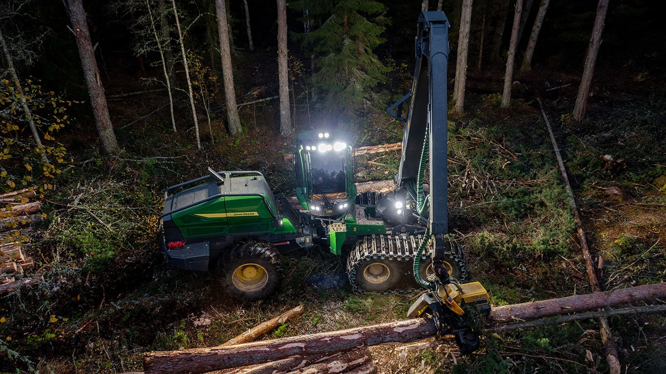 Harvesters ar riteņiem mežā