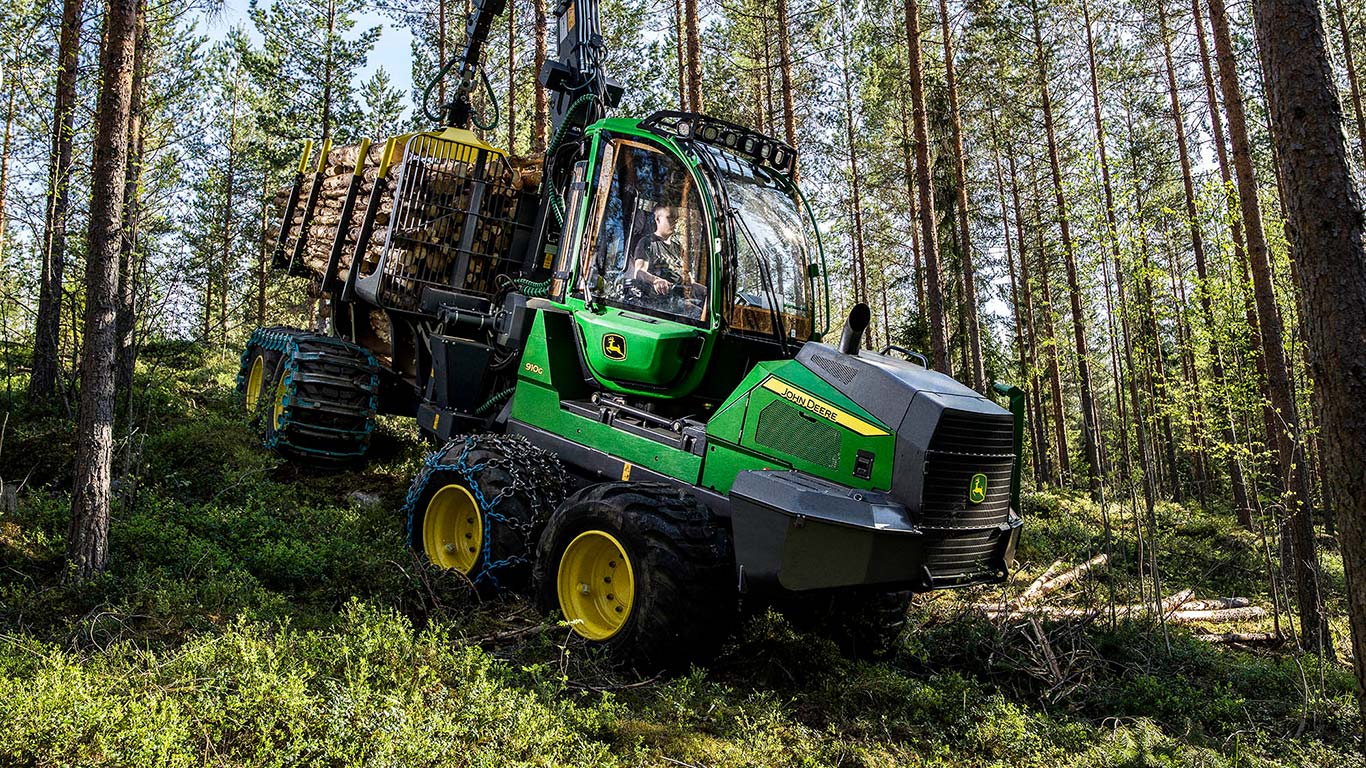 John Deere 910G mežā