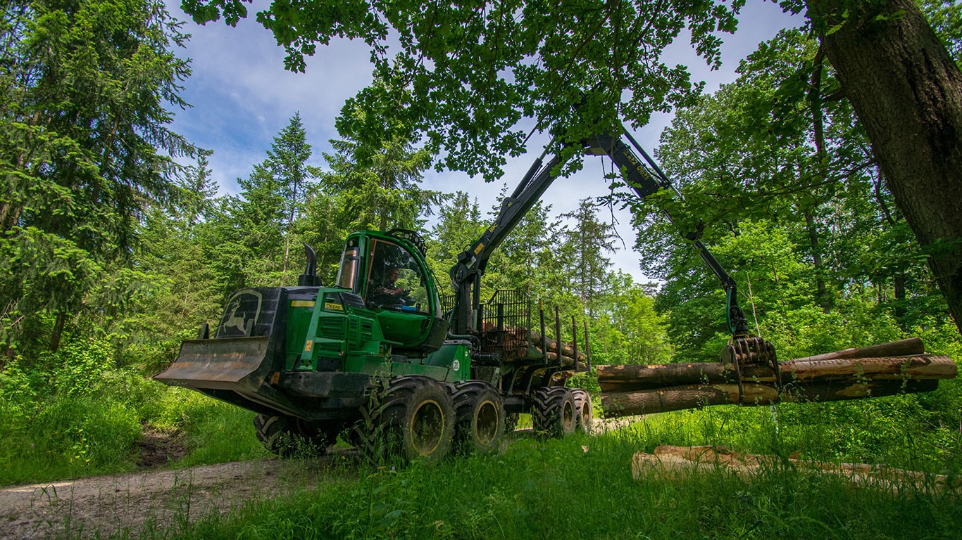 Pievedējtraktors mežā