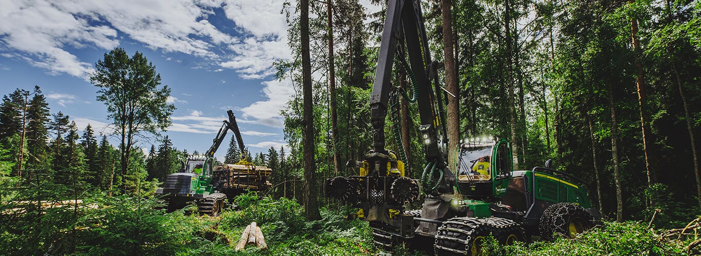 John Deere mežizstrādes mašīnas veic darbu mežā