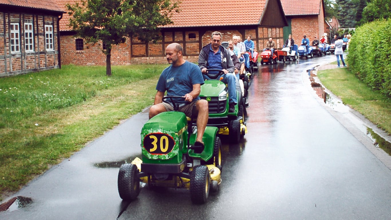 Vecs braucamais zāles pļāvējs, mājas īpašnieks, ciemats, parāde