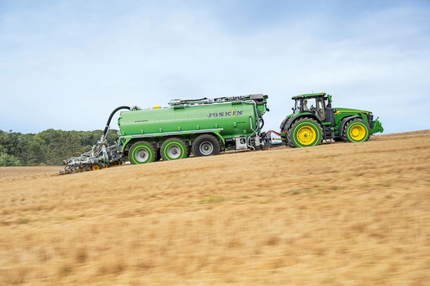8R and Joskin – In combination with the Joskin axle drive, two axles of the slurry tanker are driven electrically and thus the weight of the tanker is utilised for traction