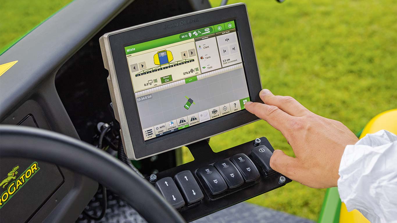 Golfa laukumu zālienu apsaimniekotājs izmanto displeju savā John Deere pļāvējā, lai pielāgotu mašīnu savam pašreizējam uzdevumam.