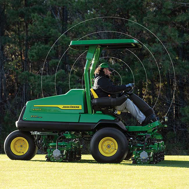 Golfa laukumu zālienu apsaimniekotājs strādā zāliena zonā ar John Deere fērveja pļāvēju un izmanto savienojamības tehnoloģiju.