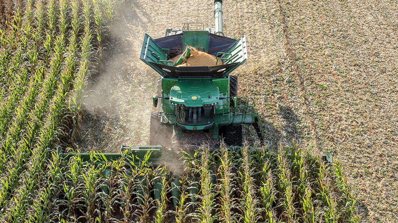 John Deere X sērijas kombains novāc kukurūzu