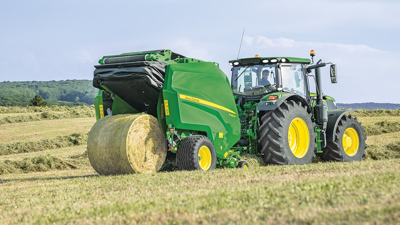 John Deere maināma tilpuma kameras prese V461R ar 6R traktoru