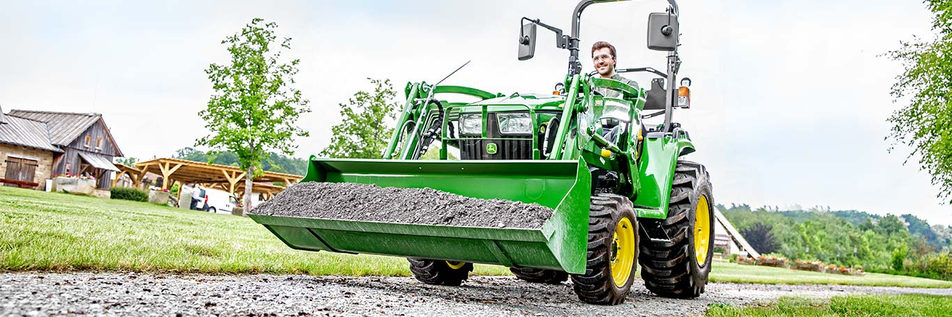 Kompakts universālais traktors ar iekrāvēju