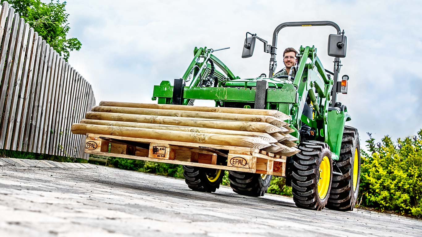 Kompakts universālais traktors ar 300E MSL iekrāvēju