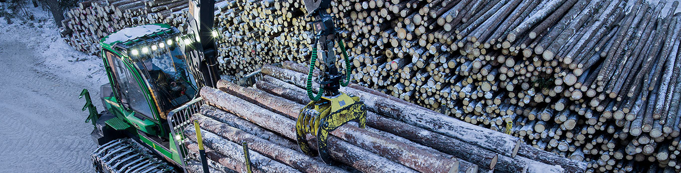 John Deere mežizstrādes mašīnas veic darbu mežā