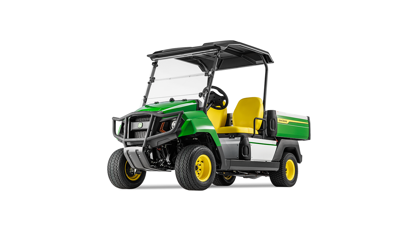 John Deere Gator GS benzīna universālā transportlīdzekļa skats no priekšpuses uz trīs ceturtdaļām ar izturīgu buferi un ietilpīgu kravas kasti.