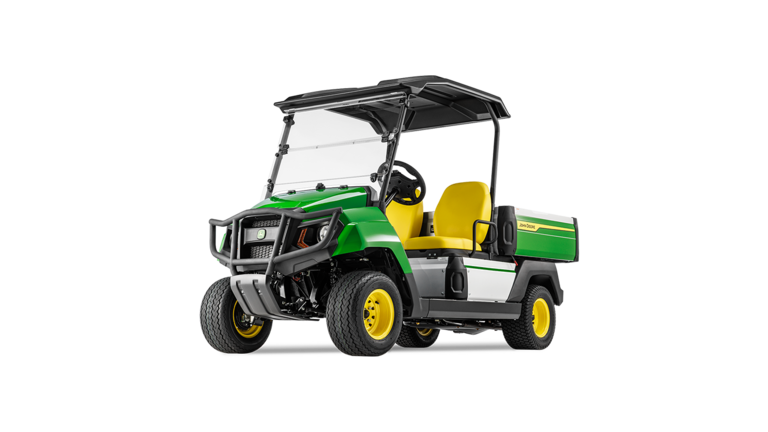 John Deere Gator GS benzīna universālā transportlīdzekļa skats no priekšpuses uz trīs ceturtdaļām ar izturīgu buferi un ietilpīgu kravas kasti.