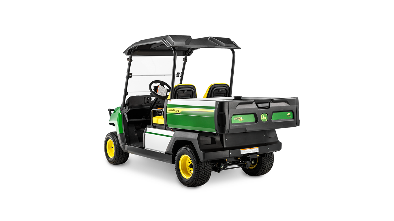 John Deere Gator GS elektriskā modeļa skats no aizmugures leņķa, kurā redzama kravas kaste un divas sēdvietas zem melna jumta.