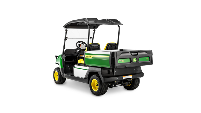 John Deere Gator GS elektriskā modeļa skats no aizmugures leņķa, kurā redzama kravas kaste un divas sēdvietas zem melna jumta.
