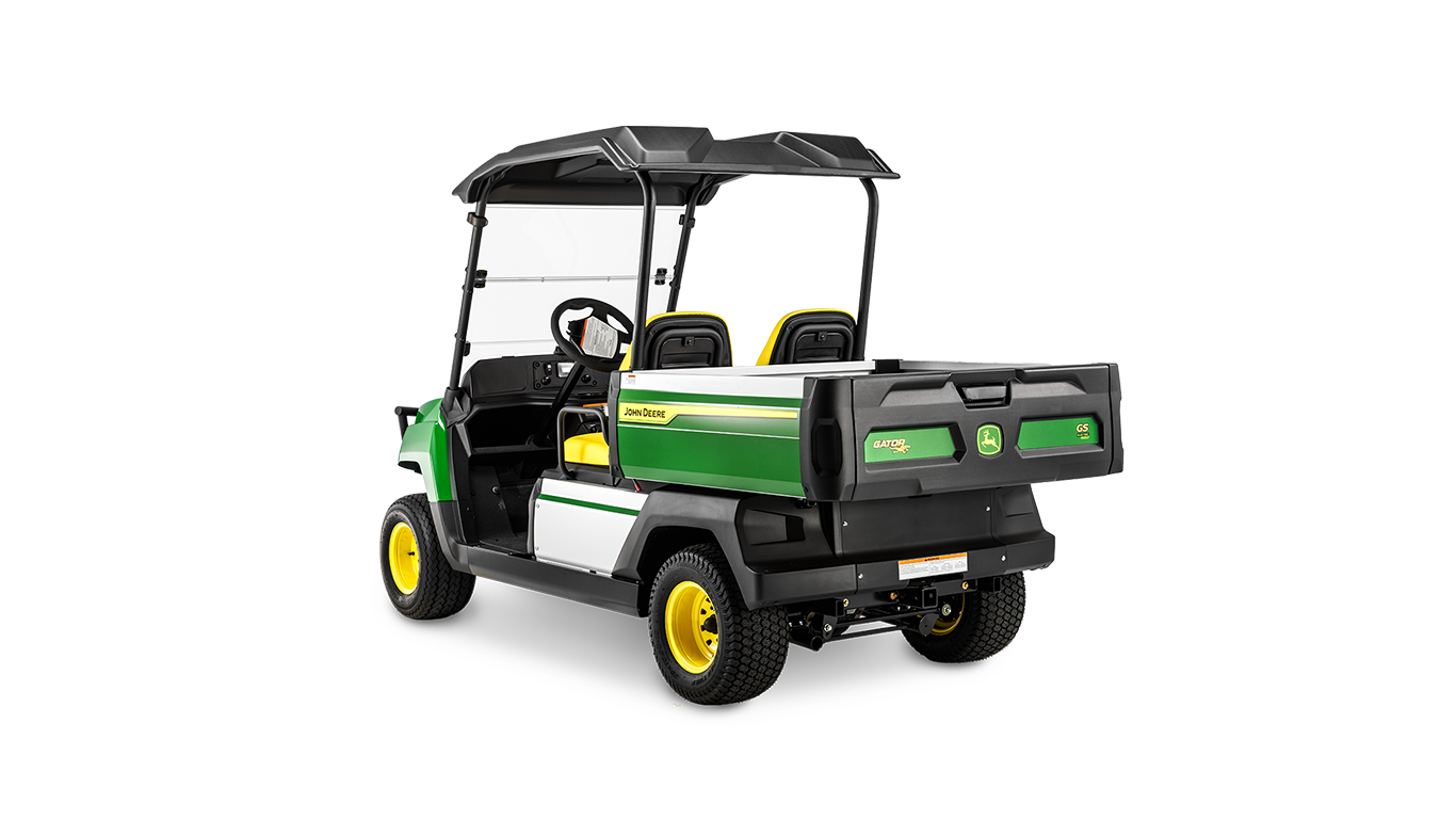 John Deere Gator GS benzīna modeļa skats no aizmugures leņķa, kurā redzama kravas kaste, divi sēdekļi un jumta aizsargpārsegs.
