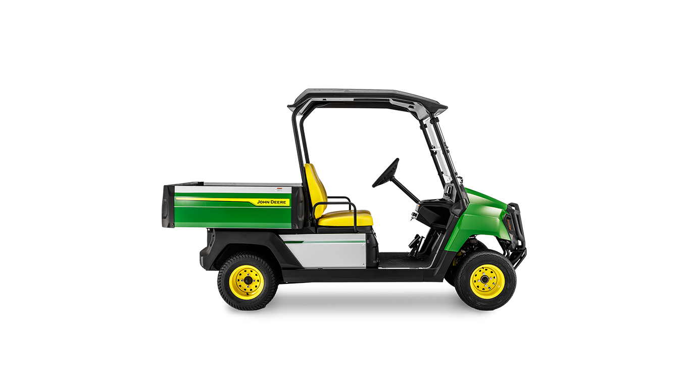 John Deere Gator GS elektriskā universālā transportlīdzekļa sānskats ar zaļu virsbūvi, dzelteniem sēdekļiem un melnu jumtu uz balta fona.