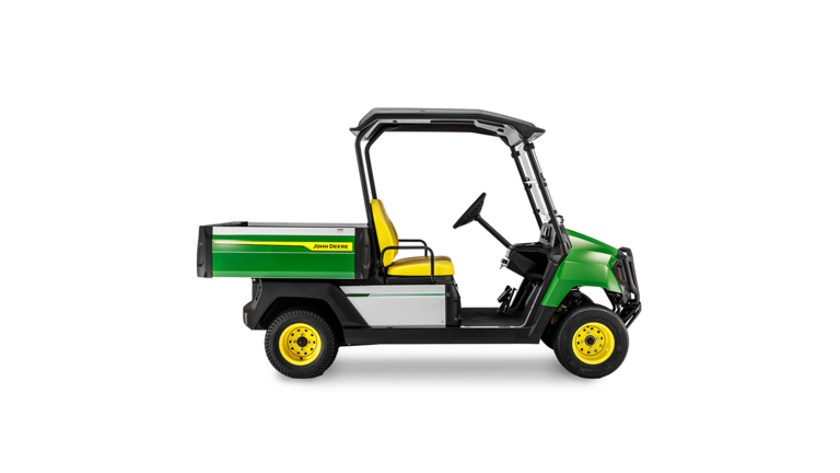 John Deere Gator GS elektriskā universālā transportlīdzekļa sānskats ar zaļu virsbūvi, dzelteniem sēdekļiem un melnu jumtu uz balta fona.