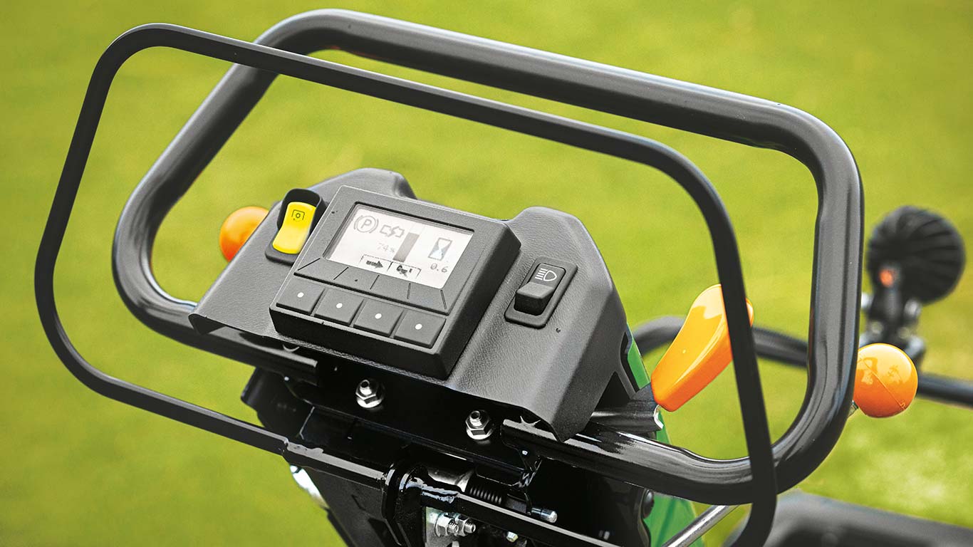 220SL, operatora vadība, studio, stumjamie un braucamie zāliena pļāvēji, golfs un sports