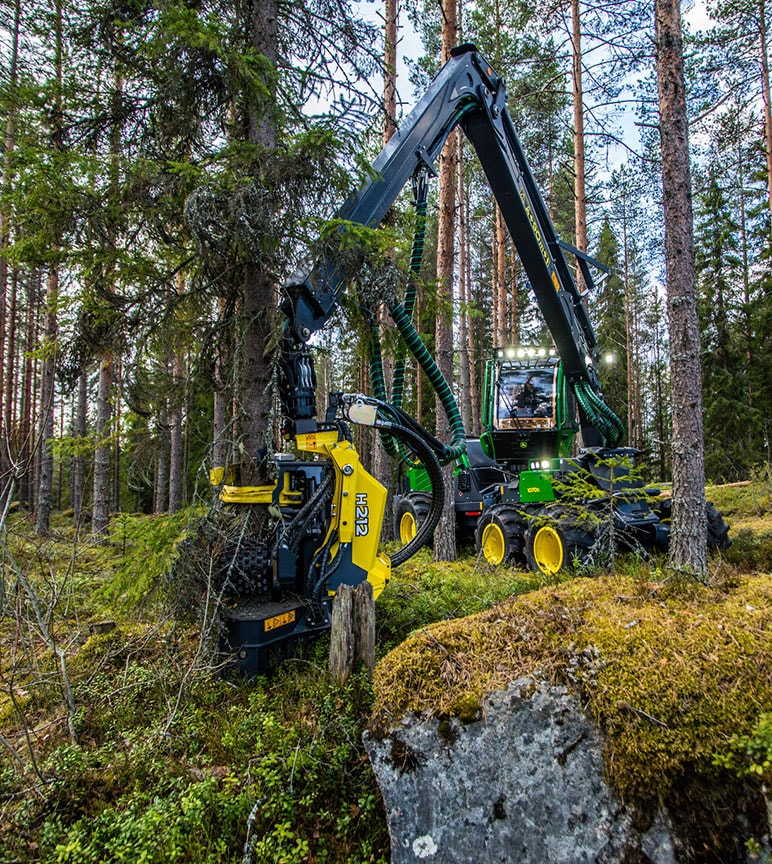 John Deere 1070G un H212 mežā