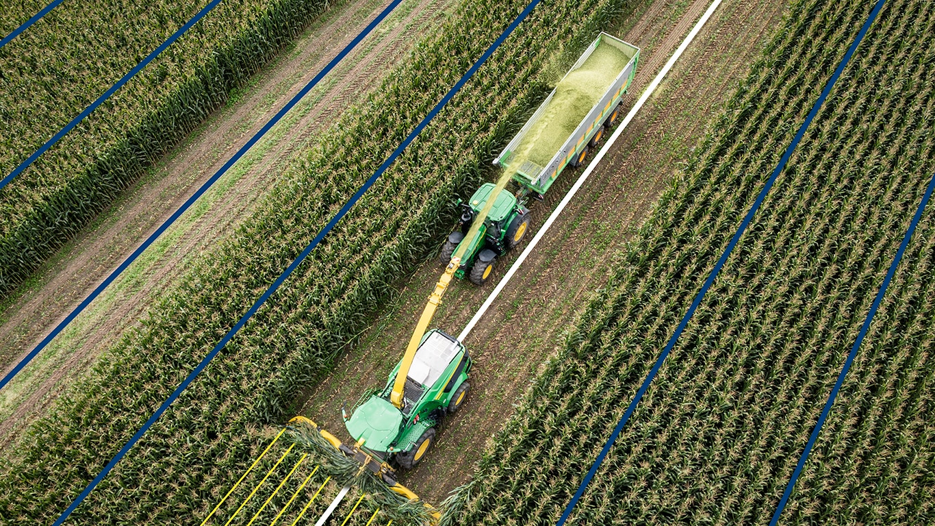 traktors saimniecībā, skats no augšas