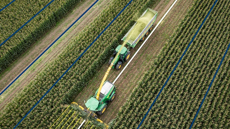 traktors saimniecībā, skats no augšas