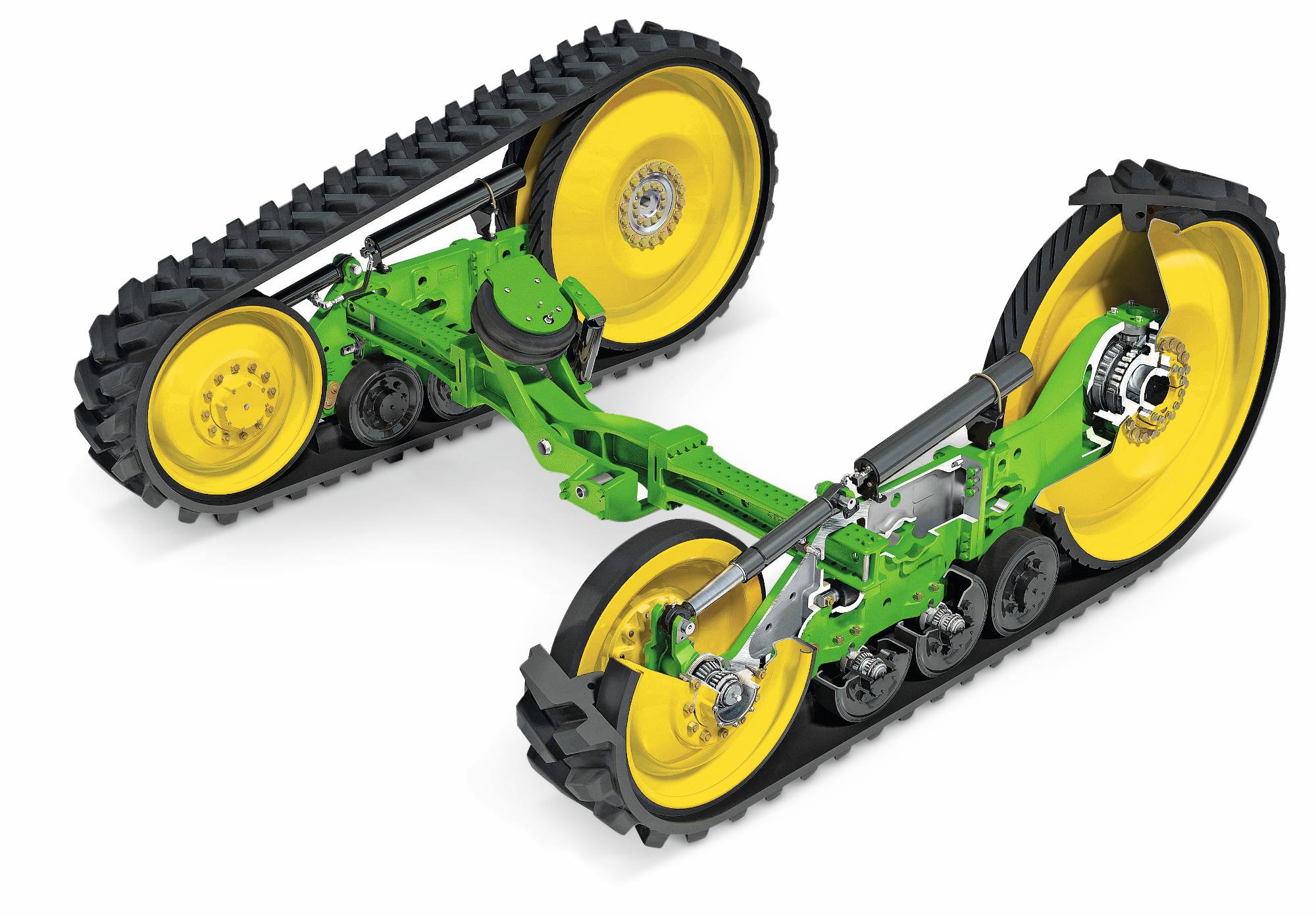 John Deere traktora kāpurķēžu mezgli ar gumijas kāpurķēdēm, piekares svirām un dzelteniem piedziņas riteņiem, parādīti uz balta studijas attēla fona.