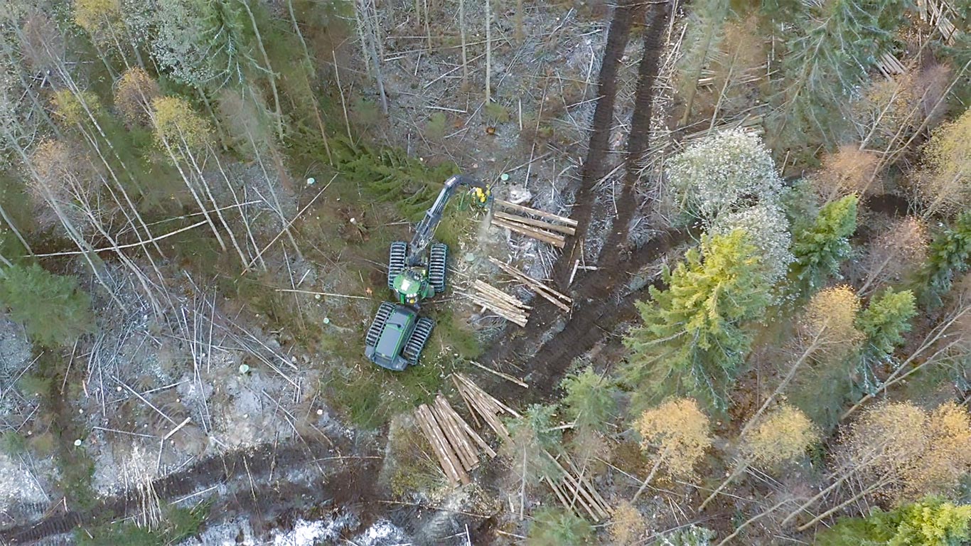 Mašīna darbojas mežā.