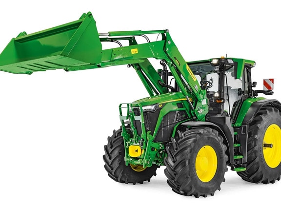John Deere traktors ar nolaistu priekšējo iekrāvēju un piestiprinātu kausu, atsevišķi uz balta fona.
