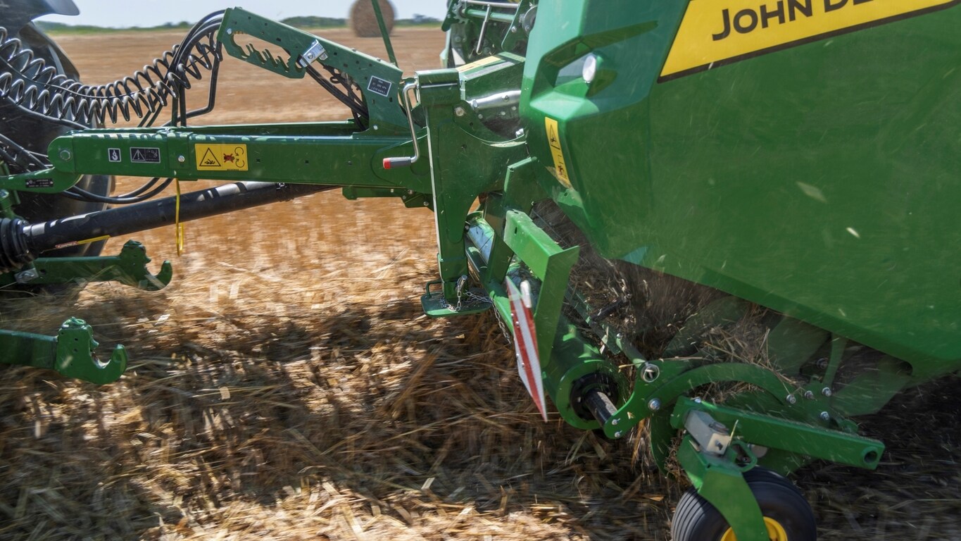 John Deere VR preses lieljaudas pacēlājs, kas savāc milzīgu salmu vālu