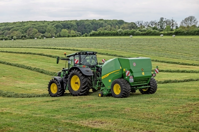 John Deere F442R presi velk John Deere 6M traktors kalnainā zāles laukā