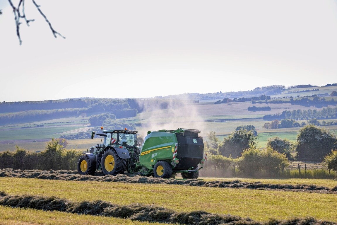 John Deere V462R, ko velk John Deere 6R 185 traktors, presē sienu