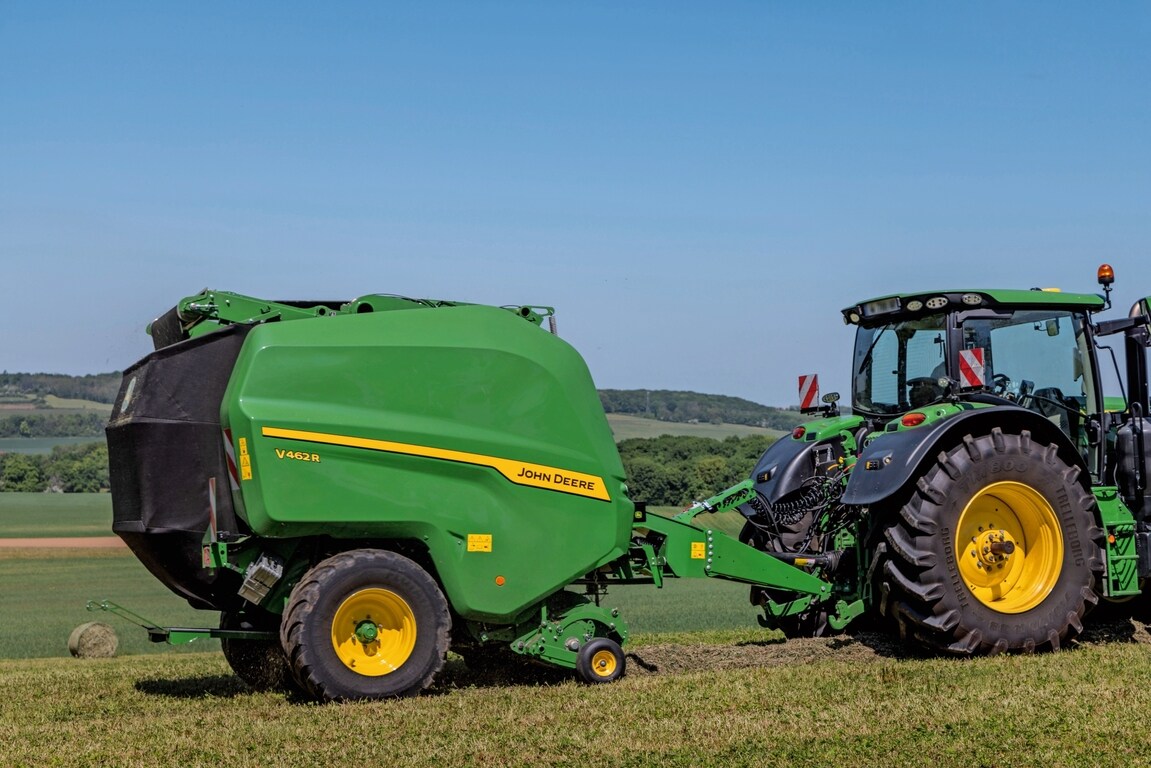 John Deere V462R, ko velk John Deere 6R 185 traktors, presē sienu