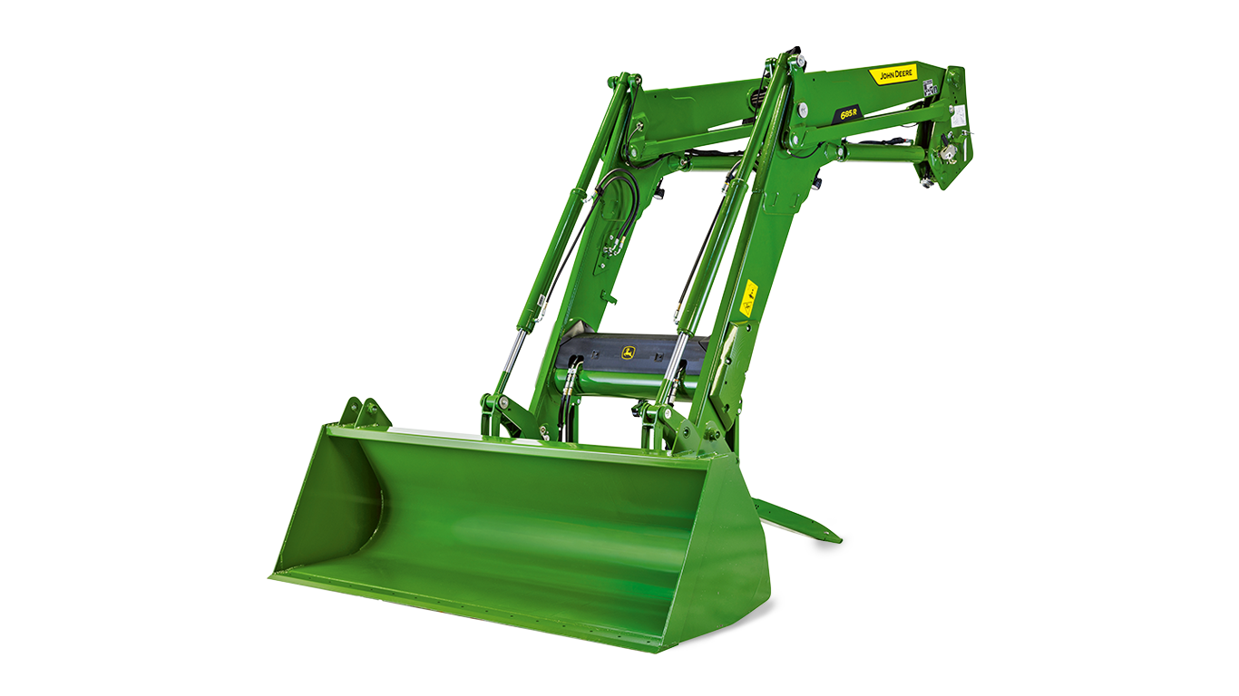 Zaļš John Deere traktors ar paceltu priekšējo iekrāvēju uz balta fona, lai detalizēti varētu aplūkot lauksaimniecības aprīkojumu.