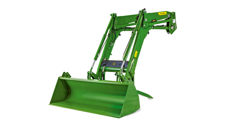 Zaļš John Deere traktors ar paceltu priekšējo iekrāvēju uz balta fona, lai detalizēti varētu aplūkot lauksaimniecības aprīkojumu.